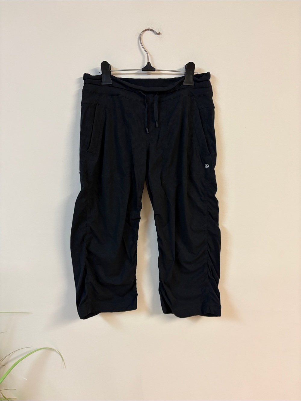SOLD- lululemon Women’s black Dance studio crop pants size 4 - Picture 2 of 4